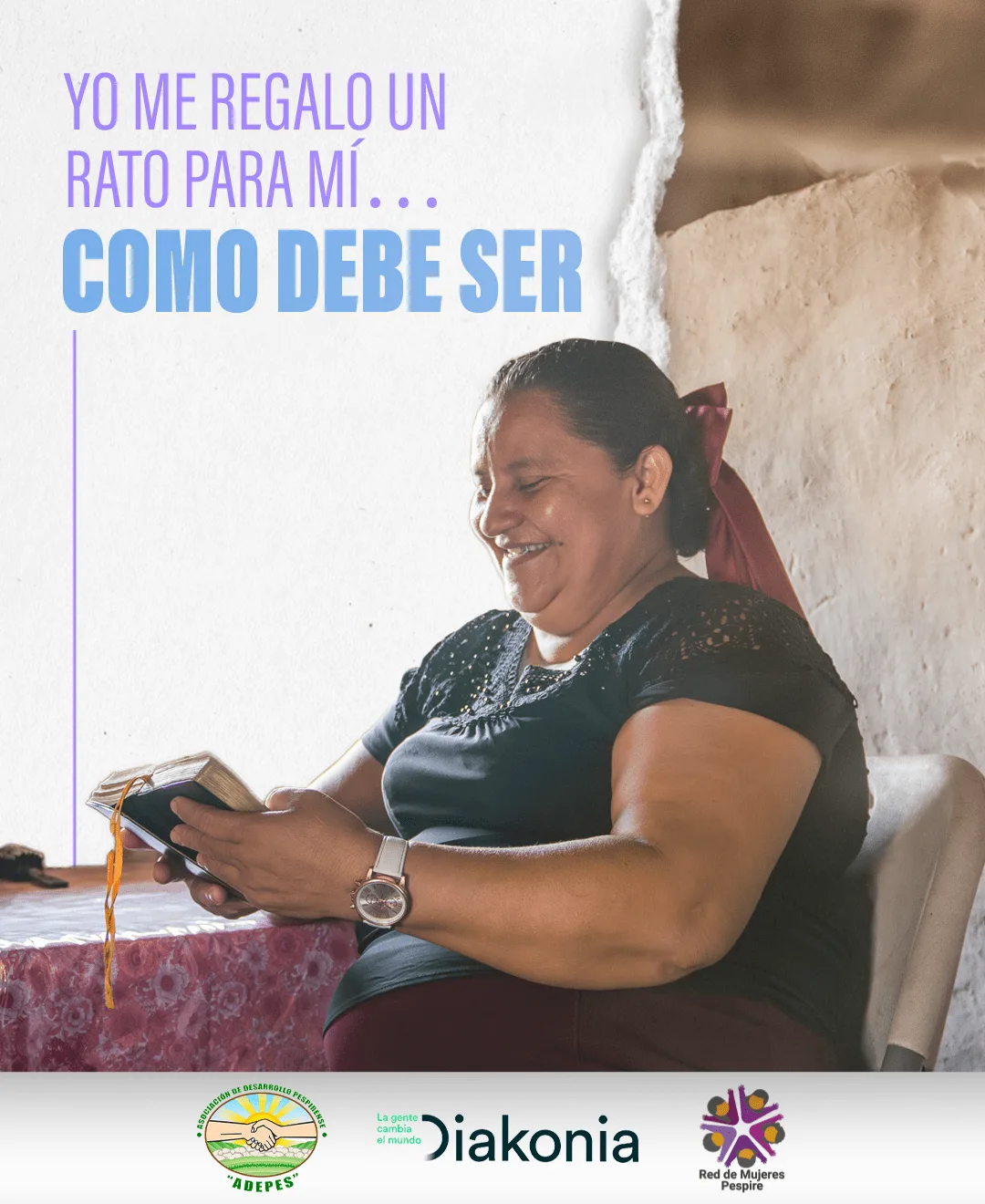 Mujer leyendo y sonriendo, representación de bienestar y autocuidado en campaña de agencia de publicidad.