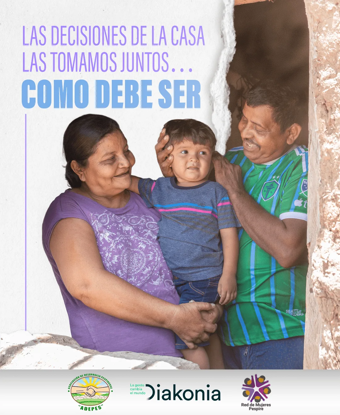 Pareja con niño en brazos tomando decisiones juntos, imagen de equidad familiar producida por agencia de publicidad.