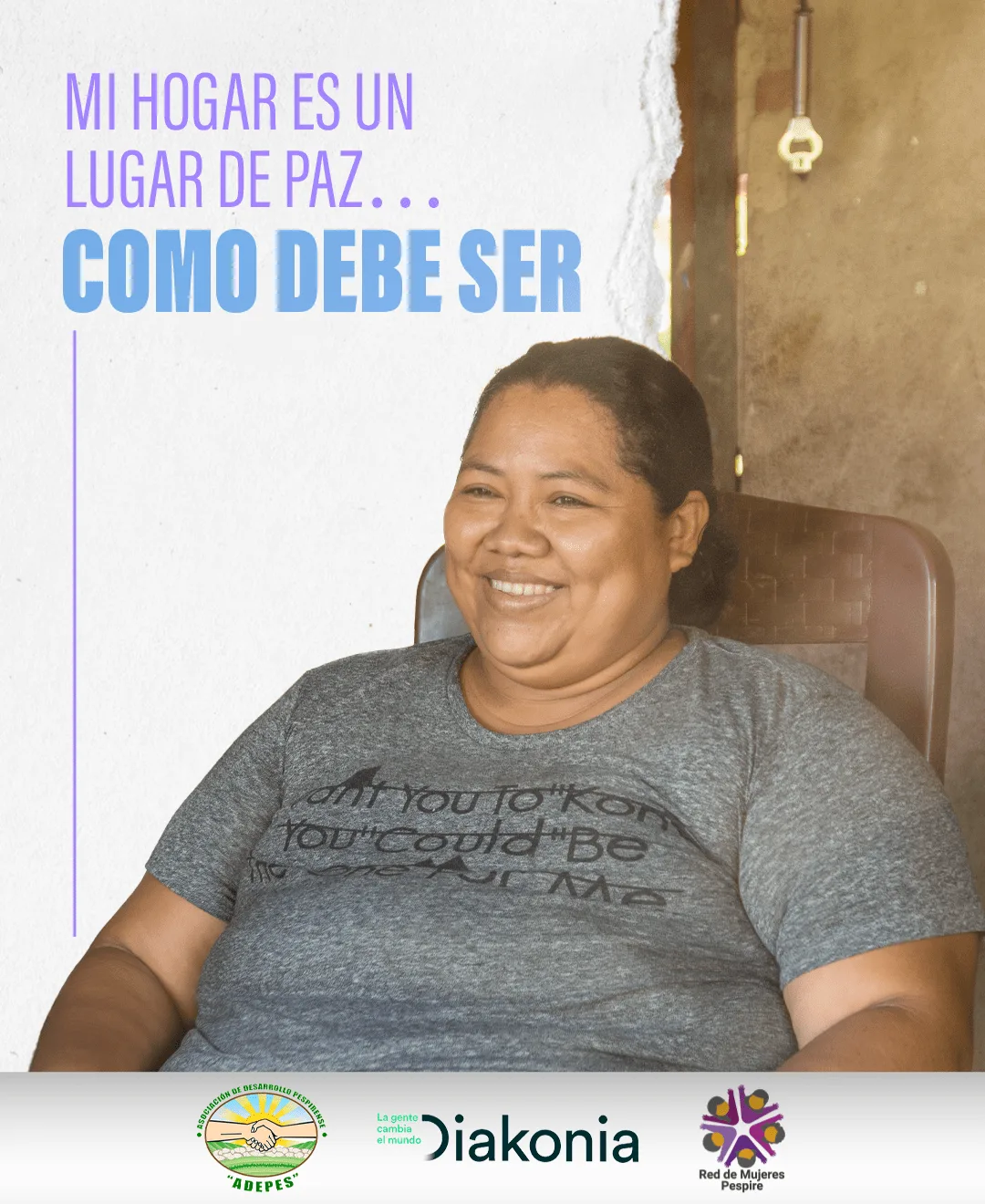 Mujer feliz en su hogar, imagen que transmite paz y seguridad producida por agencia de publicidad.